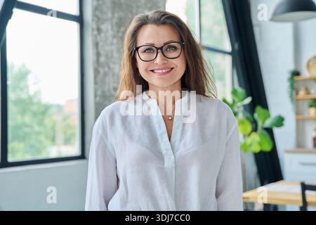 Portrait de tête de femme d'affaires d'âge moyen souriant avec des lunettes Banque D'Images