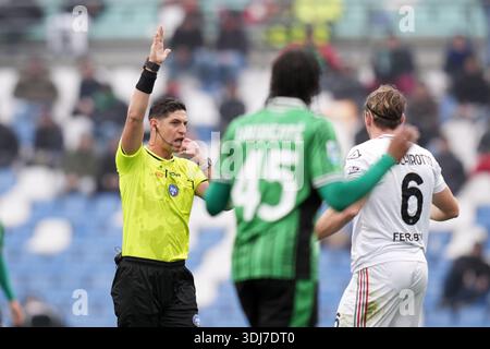 Reggio Emilia, Italie. 25 janvier 2026. L'arbitre Giuseppe Collu crie des instructions aux joueurs lors du match de Serie A entre Sassuolo et Cremonese au stade Mapei Cittˆ del Tricolore à Reggio Emilia, au nord de l'Italie - dimanche 25 janvier 2026 - Sport - Football - (photo Massimo Paolone/LaPresse) crédit : LaPresse/Alamy Live News Banque D'Images