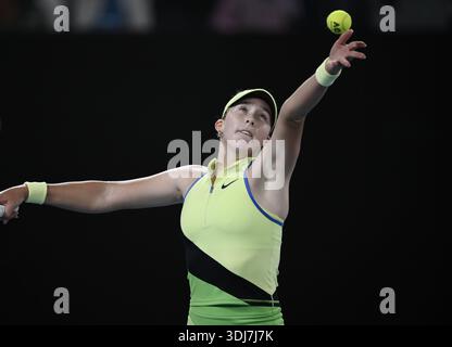 Melbourne, Australie. 25 janvier 2026. Mirra Andreeva sert lors du match de 4e tour féminin entre Elina Svitolina, d'Ukraine, et Mirra Andreeva, de Russie, lors de l'Open d'Australie à Melbourne, Australie, le 25 janvier 2026. Crédit : Wang Shen/Xinhua/Alamy Live News Banque D'Images