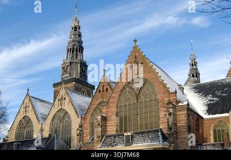 Amsterdam les pays-Bas Oudekerk (vieille église) construit vers 1260 et situé au milieu de l'actuel quartier rouge. Banque D'Images