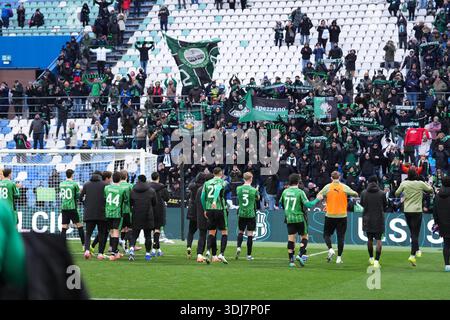 Reggio Emilia, Italie. 25 janvier 2026. Les joueurs de Sassuolo célèbrent la victoire à la fin du match de football Serie A entre Sassuolo et Cremonese au stade Mapei Città del Tricolore à Reggio Emilia, Italie du Nord - dimanche 25 janvier 2026 - Sport - Football - (photo Massimo Paolone/LaPresse) crédit : LaPresse/Alamy Live News Banque D'Images