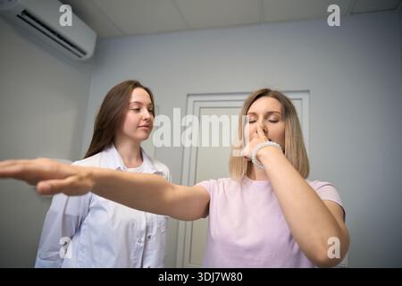 Jeune femme lors d'un bilan clinique ayant un diagnostic neurologique Banque D'Images
