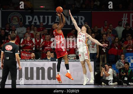 Isiaha Mike (FC Bayern Basketball, #22) avec Christian Skaladanowski (Fitness First Wuerzburg Baskets, #19), GER, FC Bayern Basketball vs Fitness First Wuerzburg Baskets, Basketball, easycredit Basketball Bundesliga [Bundesliga], 17e journée, saison 20 Banque D'Images