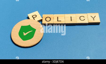 Politique de confidentialité des données et concept de protection juridique avec blocs de lettres en bois et symbole de bouclier de sécurité Banque D'Images