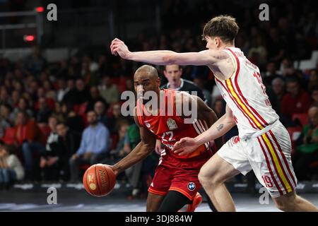 Isiaha Mike (FC Bayern Basketball, #22) avec Christian Skaladanowski (Fitness First Wuerzburg Baskets, #19), GER, FC Bayern Basketball vs Fitness First Wuerzburg Baskets, Basketball, easycredit Basketball Bundesliga [Bundesliga], 17e ronde, saison 2025/ Banque D'Images