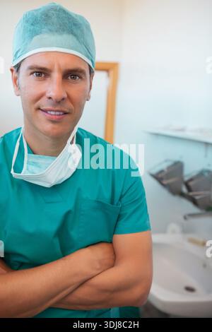 Chirurgien adulte moyen bras debout pliés portant des gommages sarcelle capuchon masque suspendus bacs à récurer. Clinique, hôpital, clinique, médical, stérile, éclatez Banque D'Images