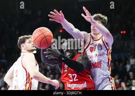Wenyen Gabriel (FC Bayern Basketball, #32) avec Christian Skaladanowski (Fitness First Wuerzburg Baskets, #19), GER, FC Bayern Basketball vs Fitness First Wuerzburg Baskets, Basketball, easycredit Basketball Bundesliga [Bundesliga], 17e ronde, saison 20 Banque D'Images