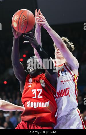 Wenyen Gabriel (FC Bayern Basketball, #32) avec Christian Skaladanowski (Fitness First Wuerzburg Baskets, #19), GER, FC Bayern Basketball vs Fitness First Wuerzburg Baskets, Basketball, easycredit Basketball Bundesliga [Bundesliga], 17e Journée, saison Banque D'Images