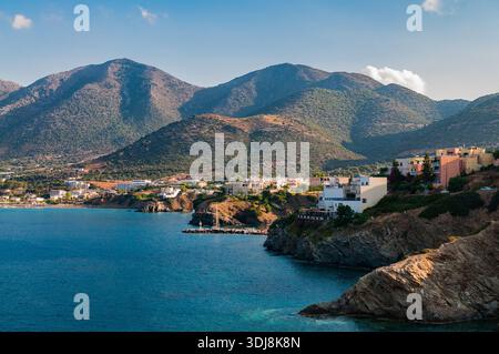 Vue pittoresque sur le village de Bali sur l'île de Crète en Grèce, entouré par les montagnes et la mer. Banque D'Images