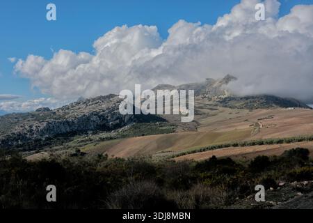 Vue sur la réserve naturelle El Torcal de Antequera, Andalousie, Espagne Banque D'Images