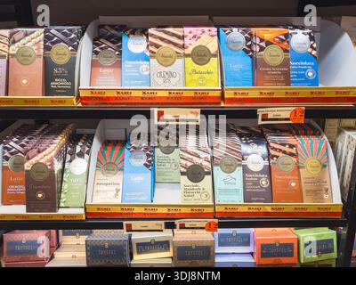 Karlstad, Suède - 19 octobre 2025 : assortiment de barres Venchi au chocolat italien disposées sur les étagères d'un magasin, avec un emballage vibrant et divers fl Banque D'Images