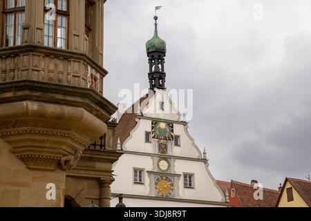 Place du marché de Rothenburg ob der Tauber, Allemagne, avec la tour historique de l'hôtel de ville, la tour de l'horloge Ratstrinkstube, maisons à colombages, pavés Banque D'Images