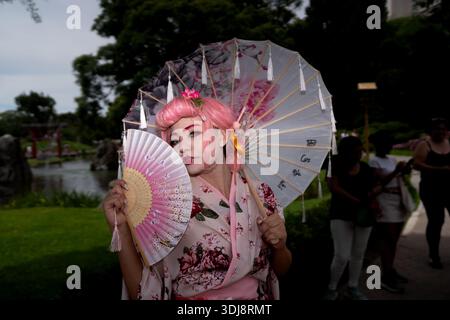 Ciudad de Buenos Aires, Argentine. 24 janvier 2026. Un cosplayer habillé en geisha pose pour une photo lors d'un événement cosplay au jardin japonais de Buenos Aires, en Argentine, le 24 janvier 2025. L'événement, organisé dans le monument culturel traditionnel de la ville, rassemble des centaines de fans d'animation japonaise, de manga et de culture pop. Les participants de toute la région métropolitaine se réunissent pour présenter leurs costumes élaborés et célébrer l'expression artistique dans l'un des espaces publics les plus populaires de la capitale. (Photo par Emmanuel Fernandez/NurPhoto)0 crédit : NurPhoto SRL/Alamy Live News Banque D'Images