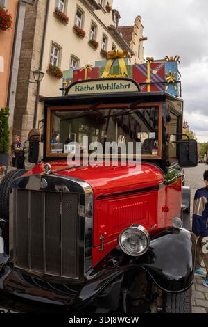Bus de Noël vintage Käthe Wohlfahrt devant le célèbre magasin de Noël ouvert toute l'année à Rothenburg ob der Tauber, Bavière, Allemagne, capturant le tr festif Banque D'Images