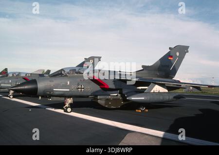 Marine allemande / Bundeswehr Marine - PA-200 Tornado IDS 43 + 83 Marinefliegergeschader / MFG 1 - arme multi-munitions / conteneur de bombe à sous-munitions / MW-1 (Mehrzweckwaffe-1) Banque D'Images