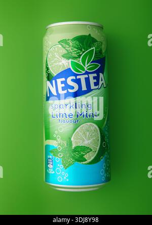 LONDRES, Royaume-Uni - 29 SEPTEMBRE 2025 : thé glacé Nestea boisson gazeuse pétillante au goût de citron vert et de menthe. Banque D'Images
