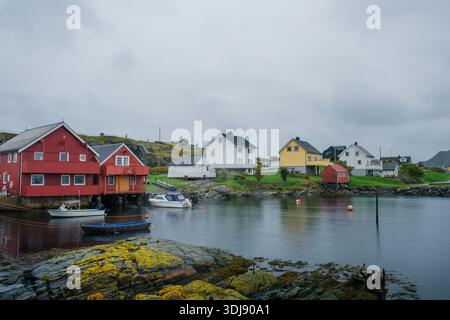 Bud, Norvège - 09.2024 : vue de la vieille ville de la petite ville norvégienne de Bud sur la côte par temps pluvieux. Banque D'Images