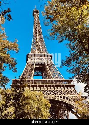Eiffel Towerfrom Below, Paris, Île-de-France, France Banque D'Images