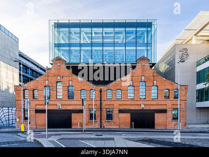 Façade en briques rouges de l’historique Tropical fruit Warehouse, un ancien entrepôt des années 1890 transformé en un bureau contemporain emblématique, à Dublin, en Irlande Banque D'Images
