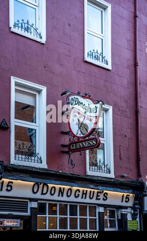 Vue extérieure de O’Donoghue’s sur Merrion Row, le pub traditionnel emblématique célèbre pour ses sessions de musique irlandaise authentique, à Dublin, en Irlande Banque D'Images