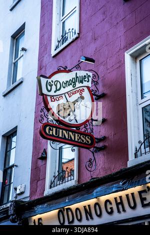 Vue extérieure de O’Donoghue’s sur Merrion Row, le pub traditionnel emblématique célèbre pour ses sessions de musique irlandaise authentique, à Dublin, en Irlande Banque D'Images