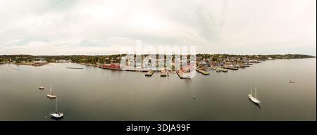 Drone aérien extrêmement grand angle photo de la ville de Lunenburg qui est une ville portuaire historique en Nouvelle-Écosse Canada montrant l'historique coloré Banque D'Images