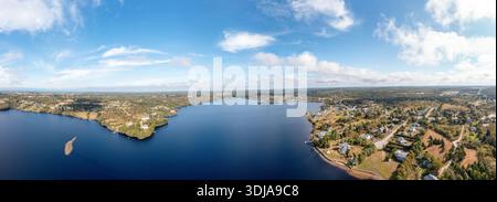 Drone aérien panoramique très grand angle photo de la ville de Yarmouth qui est une ville portuaire dans le sud-ouest de la Nouvelle-Écosse Canada montrant un oeil d'oiseau Banque D'Images