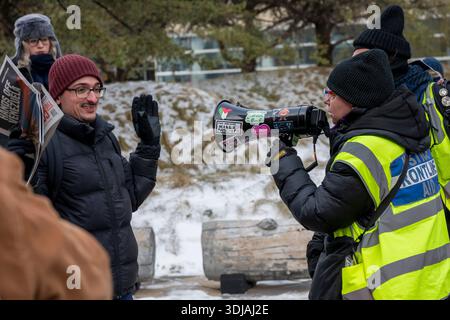 Minneapolis, Minnesota. 17 janvier 2026. Un manifestant anti-glace crie sur un manifestant pro-glace avec un cornet de taureau. Les militants conservateurs de droite sont là Banque D'Images