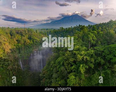 Vue aérienne de la cascade de Tumpak Sewu avec le volcan du mont Semeru au loin, Java oriental, Indonésie Banque D'Images