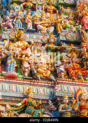 Tour colorée de gopuram ornée de sculptures de Dieu hindou, et décoration traditionnelle du temple sud-indien, Little India, Singapour Banque D'Images