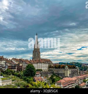 Une vue panoramique sur la Berne Minster (Berner Münster) surplombant la vieille ville historique de Berne, en Suisse. L'image capture le gothique complexe a Banque D'Images