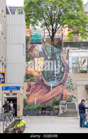 Wiesbaden, Allemagne - 27 septembre 2025 : vue d'une murale montrant une femme dans le style romain ancien sur les marches jusqu'à l'ancienne porte romaine de la ville de Wiesbaden. Banque D'Images