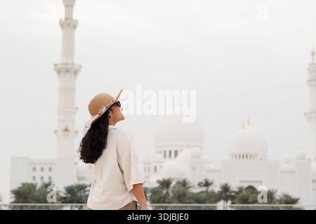 Vue extérieure de la mosquée Sheikh Zayed au crépuscule, architecture de mosquée islamique, touriste visitant la Grande mosquée Abu Dhabi Banque D'Images