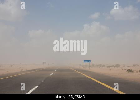 Tempête de sable soufflant sur une autoroute en Arabie Saoudite Banque D'Images