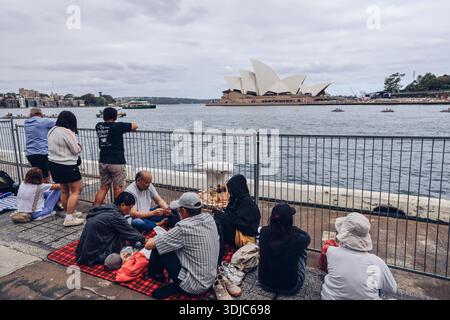 Sydney, Australie. 26 janvier 2026. On voit des gens attendre devant l'Opéra de Sydney pour assister aux feux d'artifice de l'Australia Day. Les gens se rassemblent au Circular Quay Harbour Lookout en attendant le feu d'artifice de l'Australia Day, alors que la foule s'accumule le long du port de Sydney avant les célébrations de la soirée. (Photo de Ye Myo Khant/SOPA images/Sipa USA) crédit : Sipa USA/Alamy Live News Banque D'Images
