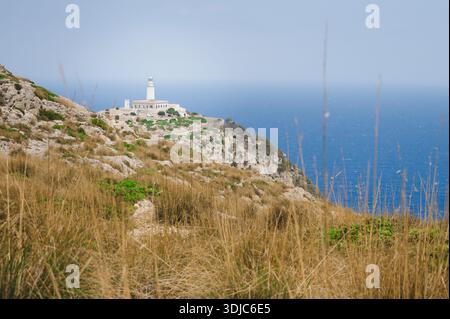 Phare de Formentor sur Rocky Cliff surplombant la Méditerranée Banque D'Images