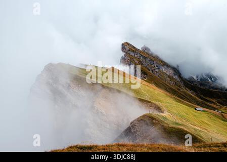 Montagne Seceda dans les Dolomites avec des nuages spectaculaires et des pentes vertes Banque D'Images