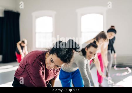 Groupe de femmes participant activement à un cours de danse Banque D'Images
