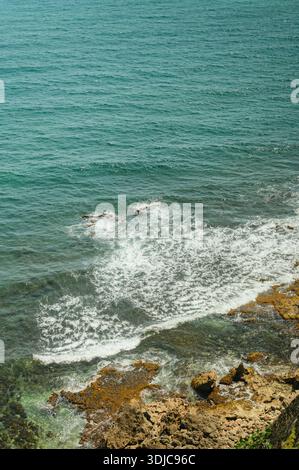 Vue aérienne du rivage rocheux de l'Atlantique à San Juan, Porto Rico Banque D'Images