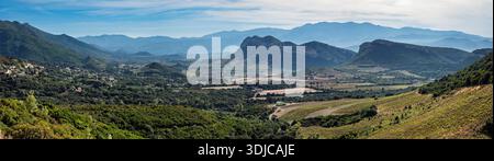 Vue panoramique sur Patrimonio et vignobles, haute-Corse, Corse, France Banque D'Images