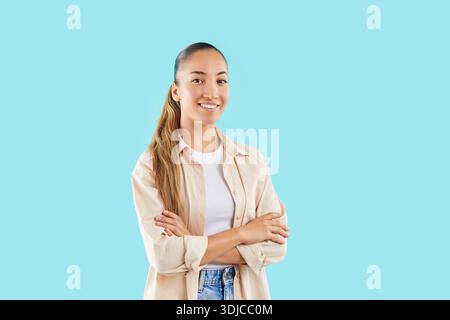 Heureux satisfait femme Portrait souriant sur fond bleu en chemise décontractée Banque D'Images