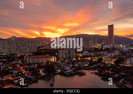 Vue aérienne dans la terre de George Town au coucher du soleil, Penang, Malaisie Banque D'Images