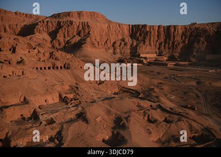 Vue aérienne du temple mortuaire d'Hatshepsout et des tombes taillées dans la roche dans la vallée des Rois, Louxor, Egypte Banque D'Images