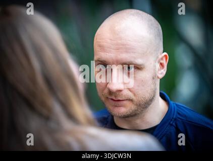 Malmö, SUÈDE 2026-01-24 Daniel Pettersson est interviewé lors de la conférence de presse de lundi avec l'équipe nationale suédoise de handball à l'hôtel des joueurs Scandic Triangeln à Malmö après la défaite en ronde intermédiaire contre l'Islande. Photo : Johan Nilsson/TT/Code 50090 ce texte est traduit automatiquement crédit : TT News Agency/Alamy Live News Banque D'Images