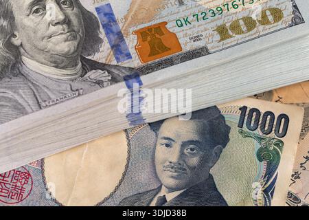 Pile de dollars AMÉRICAINS sur les billets de yens japonais Banque D'Images