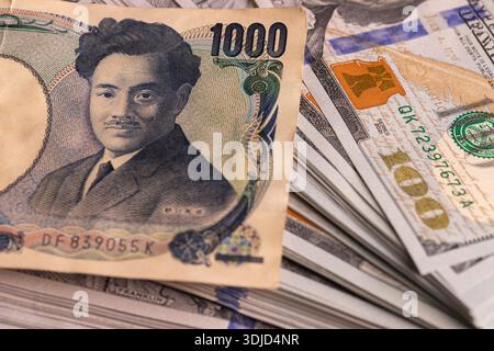 Pile de dollars AMÉRICAINS sur les billets de yens japonais Banque D'Images