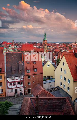 Nuremberg, Allemagne. Image de paysage urbain aérien de la vieille ville de Nuremberg, Allemagne au magnifique coucher de soleil d'été. Banque D'Images