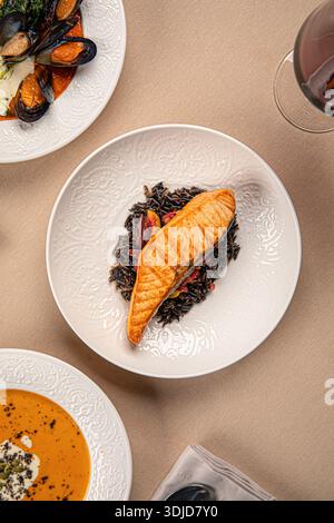 Filet de saumon grillé servi sur riz noir Banque D'Images