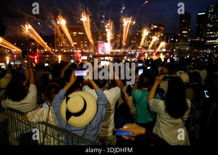 Sydney, Australie. 26 janvier 2026. Sydney, Australie. 26 janvier 2026. Les gens regardent les feux d'artifice illuminer le ciel pendant les célébrations de l'Australia Day. Les voiles de l'Opéra de Sydney sont illuminées par un éclairage spécial dans le cadre des célébrations de l'Australia Day 2026 à Sydney, à côté d'un spectaculaire feu d'artifice. L'Australia Day, célébré chaque année le 26 janvier, marque l'arrivée de la première flotte en 1788. Crédit : SOPA images Limited/Alamy crédit : SOPA images Limited/Alamy Live News Banque D'Images