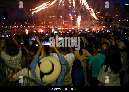 Sydney, Australie. 26 janvier 2026. Sydney, Australie. 26 janvier 2026. Les gens regardent les feux d'artifice illuminer le ciel pendant les célébrations de l'Australia Day. Les voiles de l'Opéra de Sydney sont illuminées par un éclairage spécial dans le cadre des célébrations de l'Australia Day 2026 à Sydney, à côté d'un spectaculaire feu d'artifice. L'Australia Day, célébré chaque année le 26 janvier, marque l'arrivée de la première flotte en 1788. Crédit : SOPA images Limited/Alamy crédit : SOPA images Limited/Alamy Live News Banque D'Images
